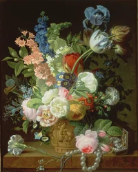 Nature morte de roses, tulipes, œillets et autres fleurs dans une urne décorative, reposant sur un rebord de pierre